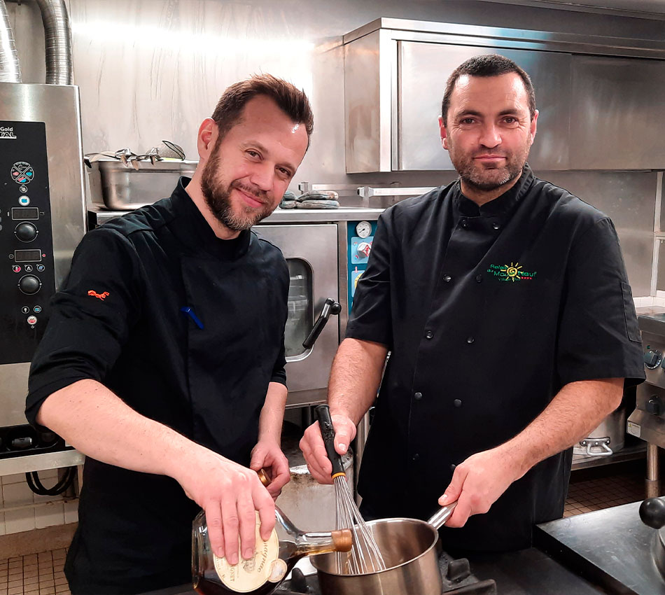 Le chef Loïc et son second Cédric en cuisine au Relais du Moulin Neuf