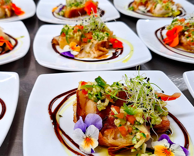Plats gastronomiques colorés dressés pour un repas de séminaire au Relais du Moulin Neuf