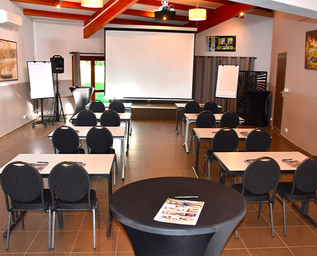 Salle Henri IV du Relais du Moulin Neuf en configuration classe avec vidéoprojecteur et lumière naturelle