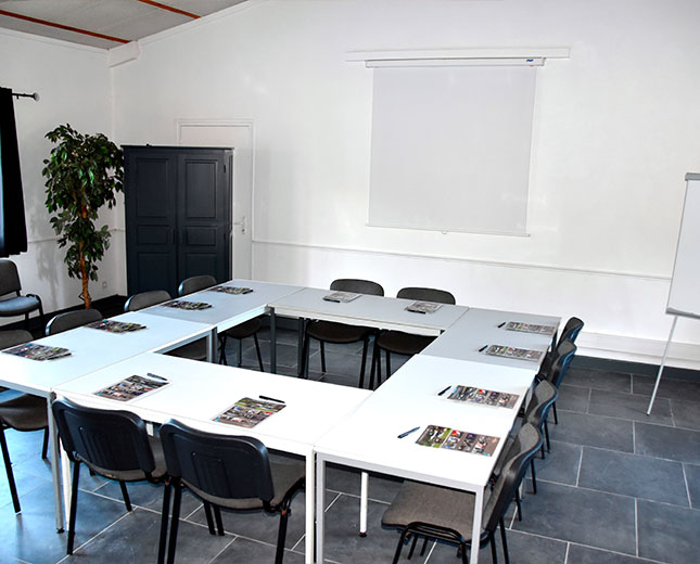 Salle Jeanne d’Albret du Relais du Moulin Neuf en configuration U avec lumière naturelle