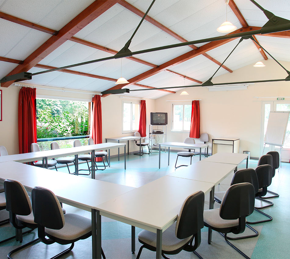 Salle Sully du Relais du Moulin Neuf en configuration U, avec lumière naturelle et vue sur la végétation