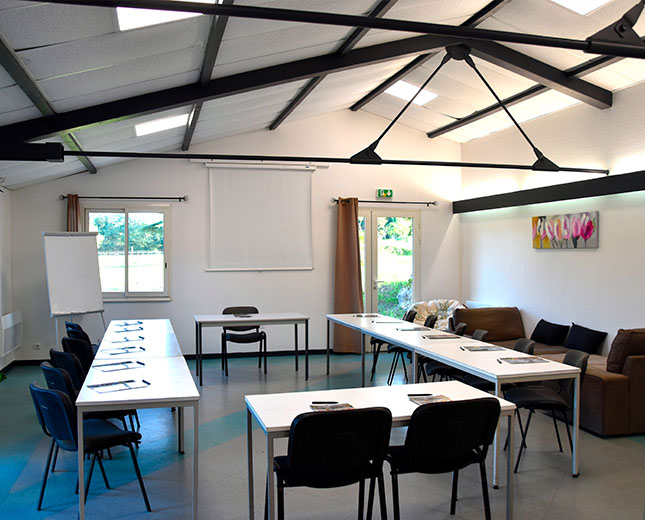 Salle Margot en configuration réunion en U avec lumière naturelle – Relais du Moulin Neuf