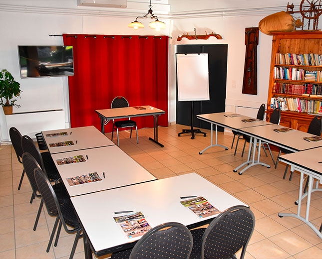 Salle Sully du Relais du Moulin Neuf en configuration U, avec écran, paperboard et bibliothèque