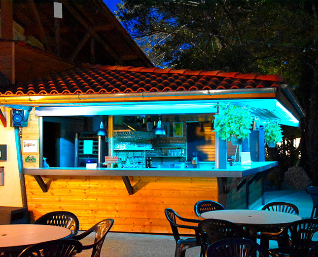Bar extérieur de nuit au Relais du Moulin Neuf, terrasse aménagée pour cocktails de séminaire