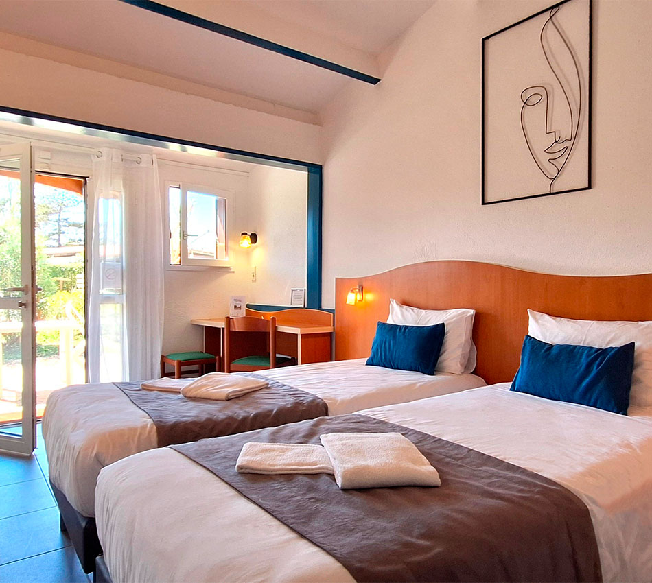 Chambre twin moderne au Relais du Moulin Neuf avec terrasse privative, idéale pour séminaires résidentiels