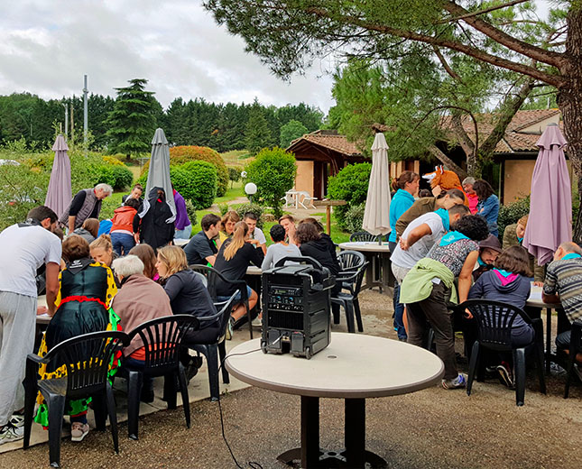 Groupes en team building sur la terrasse du Relais du Moulin Neuf, ateliers collaboratifs et quizz d’équipe en plein air