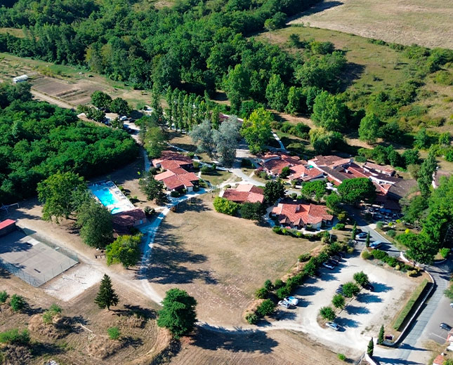 Vue aérienne du Relais du Moulin Neuf à Barbaste, domaine au vert avec hébergements, salles et piscine – idéal pour séminaires