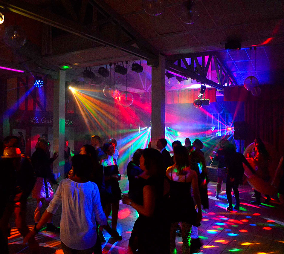 Soirée dansante au Relais du Moulin Neuf, piste de danse et éclairages colorés en salle Spectacle