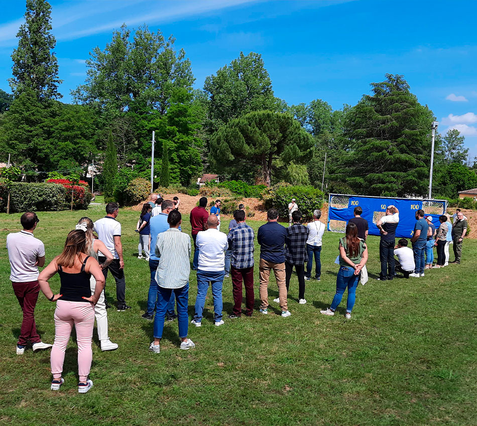 Groupe d’entreprise en team building outdoor au Relais du Moulin Neuf, atelier “Mur à points” football