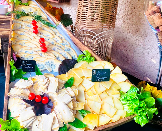Buffet de fromages de terroir au Relais du Moulin Neuf, avec pains et présentation végétale