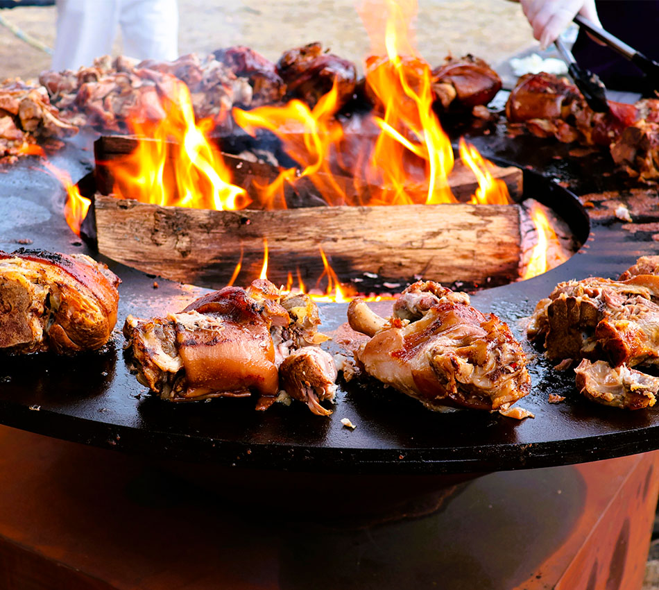 Brasero plancha au Relais du Moulin Neuf, cuisson au feu de bois avec pièces de viande grillées